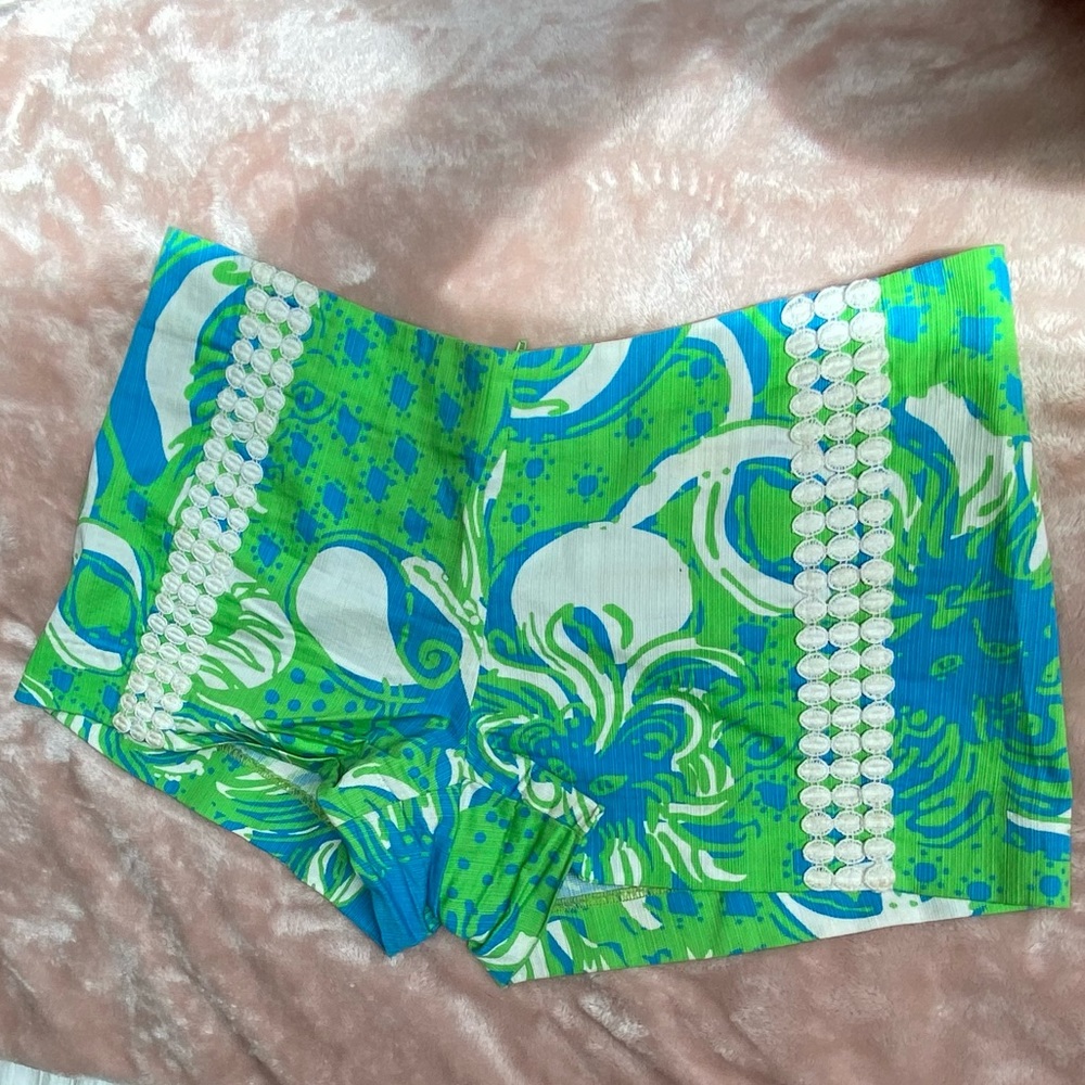 Lilly Pulitzer zip back shorts